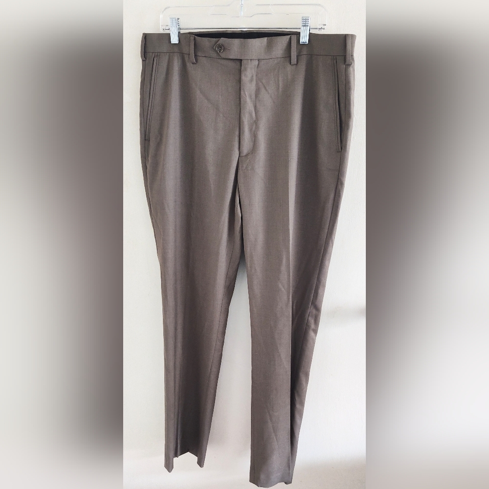 Roundtree & Yorke Travel Smart mens size 36 X 32 brown dress pants. Stretch.